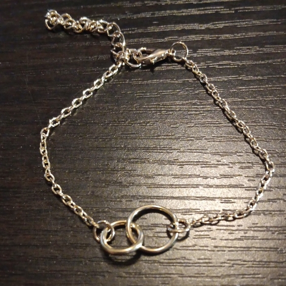 Jewelry - Elegant Gold Chain Bracelet with Interlocking Rings